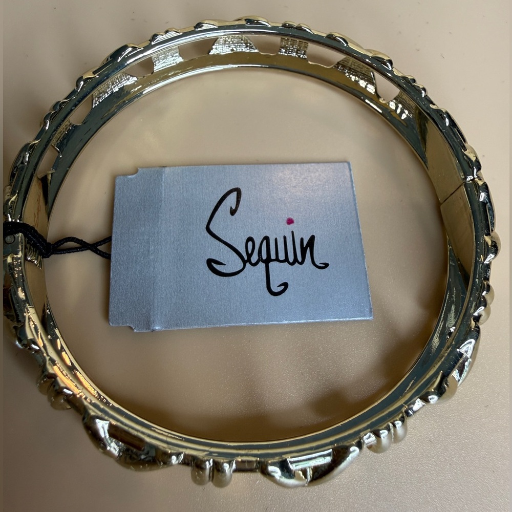 🚨3 for $15🚨 Sequin - Gold Tone Spring Clasp Bracelet